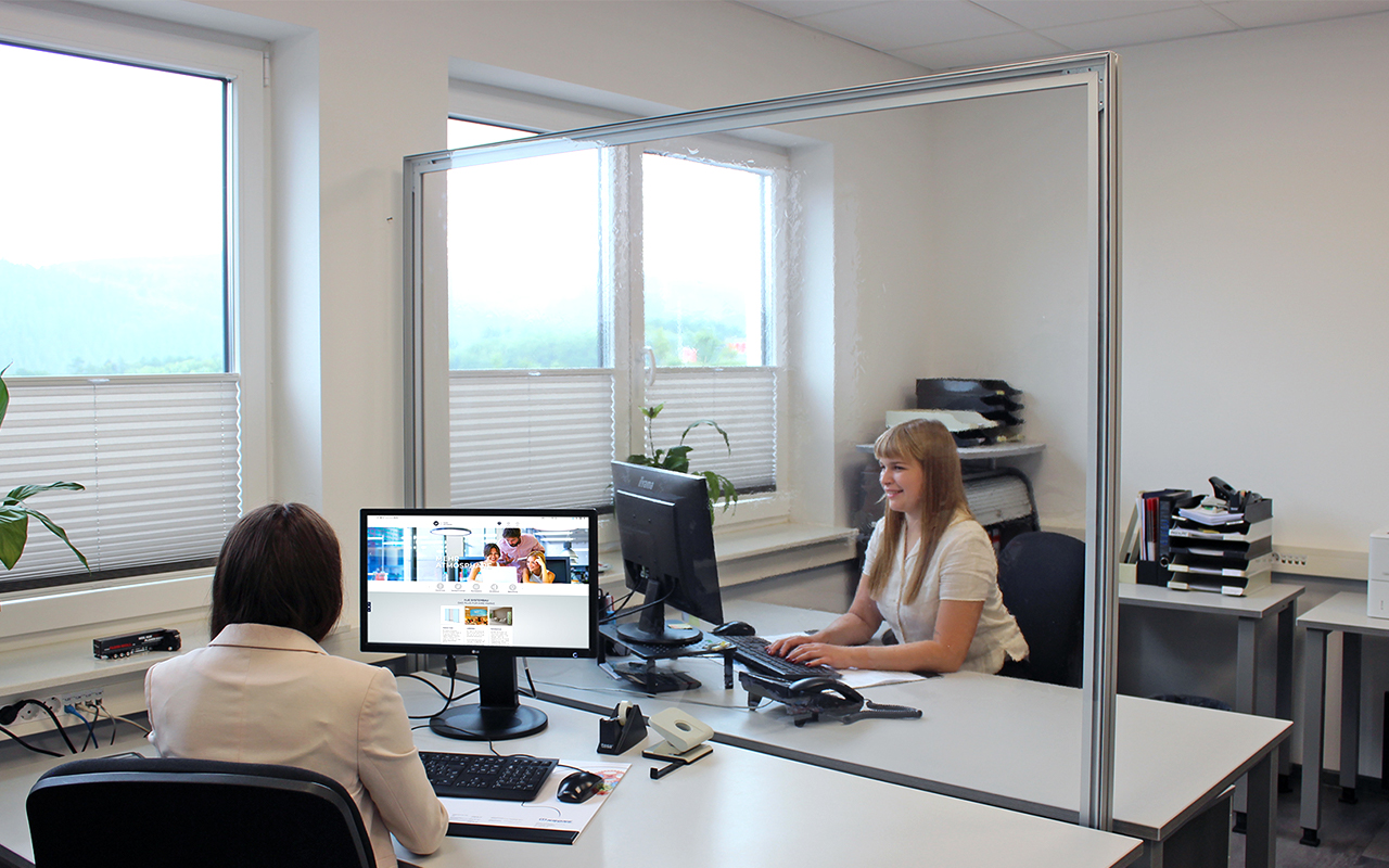 Trennwand light zwischen zwei Arbeitsplätzen in einem Büro