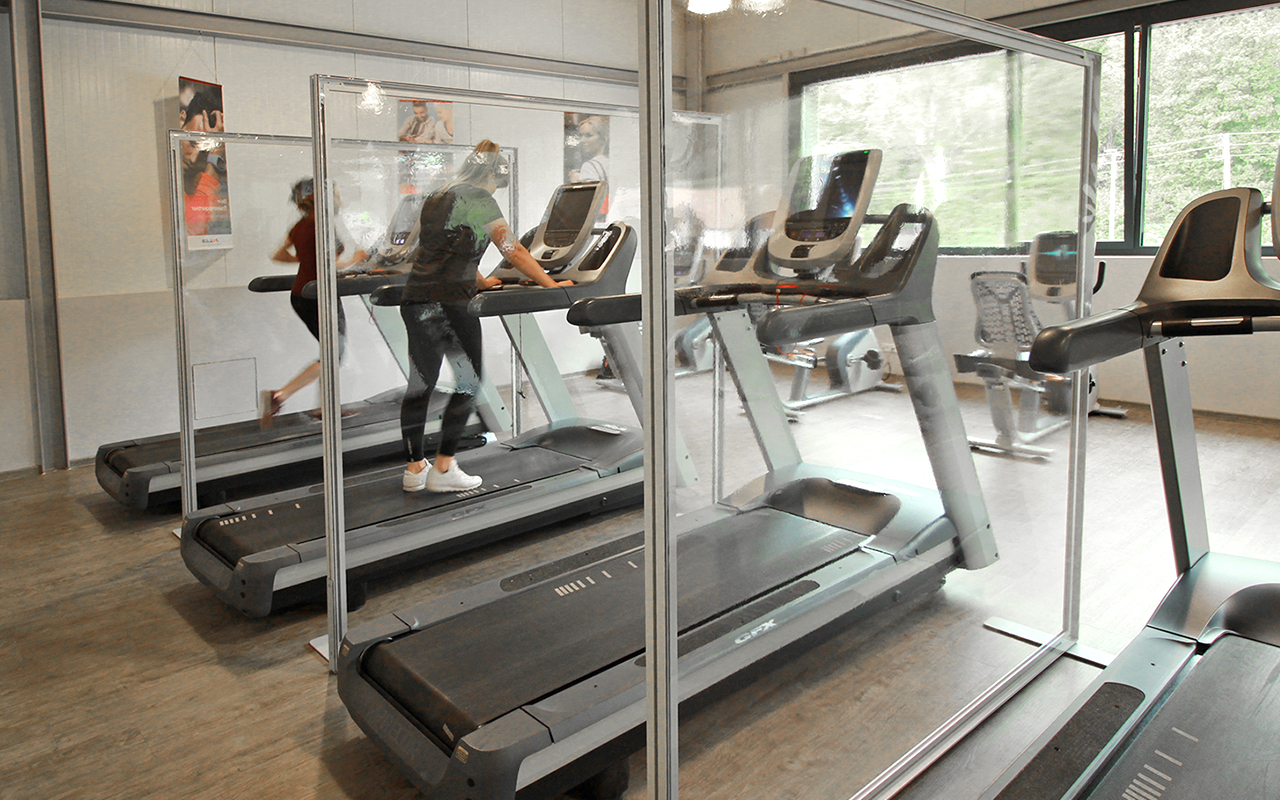 Trennwände light in einem Fitnessstudio als Trennwände zwischen Sportgeräten